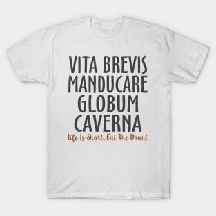 Vita brevis manducare globum caverna Latin T-Shirt